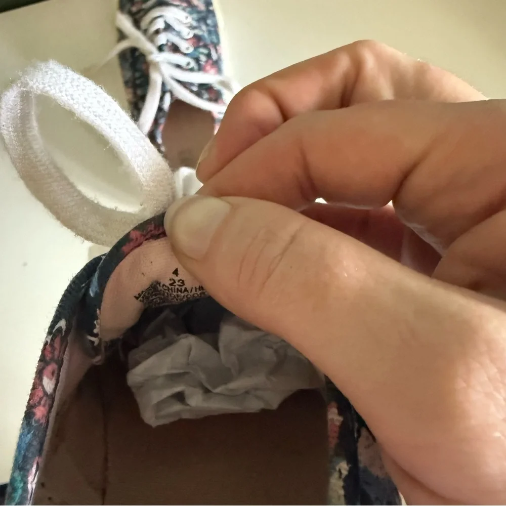 Old Navy Girls Floral Canvas Sneakers Navy Multicolor Lace-Up Size 4